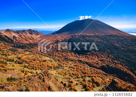紅葉の日本百名山の浅間山 132655682