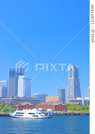 神奈川県横浜市、横浜赤レンガ倉庫とランドマークタワーの風景 132655690