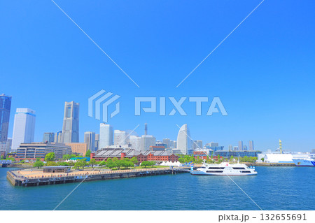神奈川県横浜市、横浜赤レンガ倉庫とランドマークタワーの風景 132655691