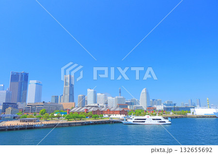 神奈川県横浜市、横浜赤レンガ倉庫とランドマークタワーの風景 132655692