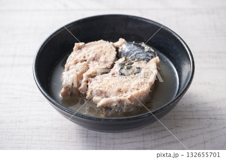 サバ缶を器にあける 132655701