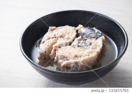 サバ缶を器にあける サバ缶を器にあける 132655703