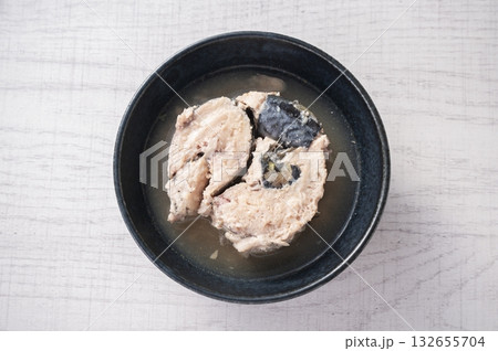 サバ缶を器にあける 132655704