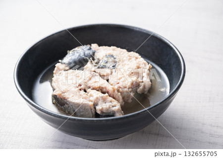 サバ缶を器にあける サバ缶を器にあける 132655705