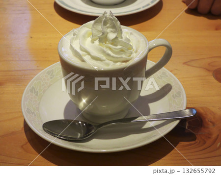 木製テーブルに置かれた白いマグカップの贅沢なウィンナーコーヒー 132655792