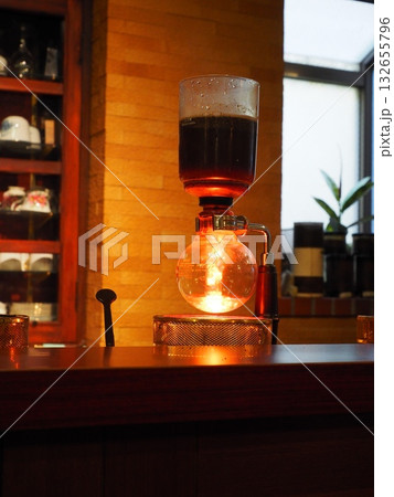 炎が灯す琥珀色の輝き：サイフォン式で淹れる喫茶店の深い一杯 132655796