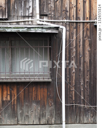 古民家の風合いある木製外壁と、錆びた面格子のある窓のクローズアップ 古民家の風合いある木製外壁と、錆びた面格子のある窓のクローズアップ 132655814