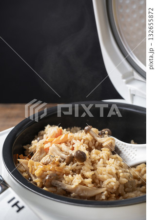 鮭缶ときのこの炊き込みごはん 鮭缶ときのこの炊き込みごはん 132655872