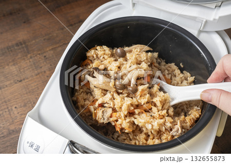 鮭缶ときのこの炊き込みごはん 132655873