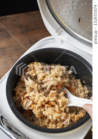鮭缶ときのこの炊き込みごはん 鮭缶ときのこの炊き込みごはん 132655874