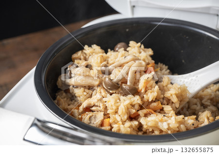 鮭缶ときのこの炊き込みごはん 132655875