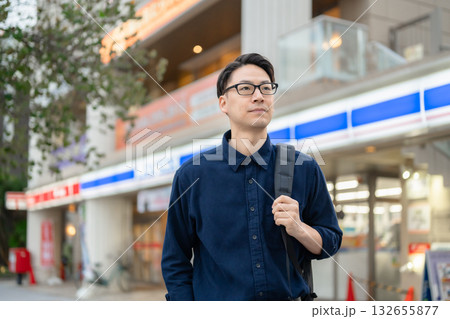 ビジネスマン　コンビニ　買い物 132655877