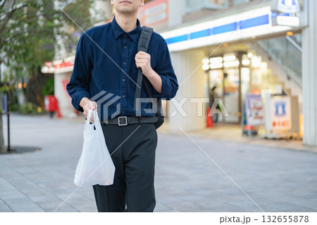 ビジネスマン コンビニ 買い物 ビジネスマン コンビニ 買い物 132655878