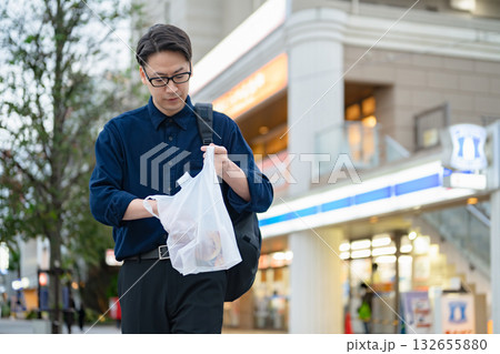 ビジネスマン　コンビニ　買い物 132655880