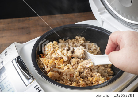 鮭缶ときのこの炊き込みごはん 鮭缶ときのこの炊き込みごはん 132655891