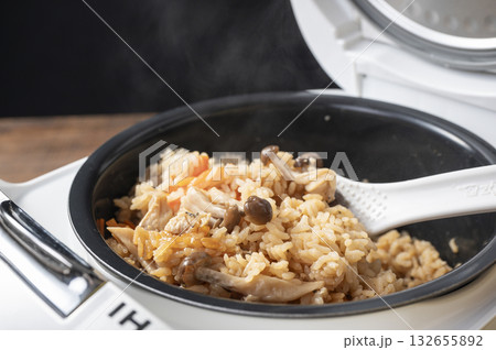 鮭缶ときのこの炊き込みごはん 鮭缶ときのこの炊き込みごはん 132655892
