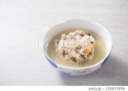 鮭の中骨水煮缶を器にあける 132655956