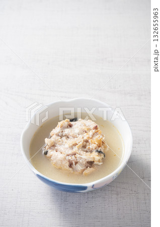 鮭の中骨水煮缶を器にあける 鮭の中骨水煮缶を器にあける 132655963