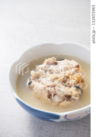 鮭の中骨水煮缶を器にあける 132655965