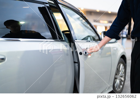 車のドアを開ける男性 132656062