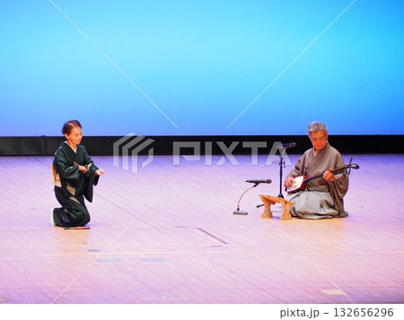 三味線演奏後の座礼：青い背景の舞台に響く静寂 132656296