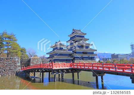 長野県松本市、国宝松本城と埋橋の風景 長野県松本市、国宝松本城と埋橋の風景 132656585