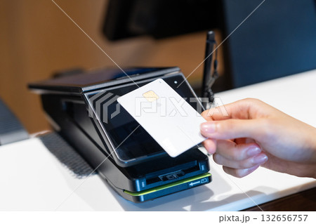 クレジットカード決済　撮影協力：スポーツクラブ&サウナスパ ルネサンス 幕張24 132656757