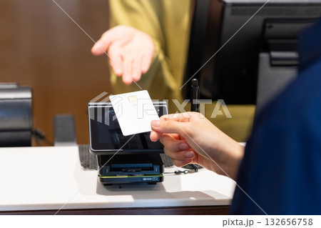 クレジットカード決済　撮影協力：スポーツクラブ&サウナスパ ルネサンス 幕張24 132656758