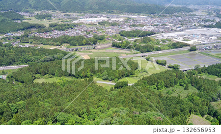 関ヶ原古戦場　小早川秀秋本陣　松尾山城より　国史跡　空撮 132656953