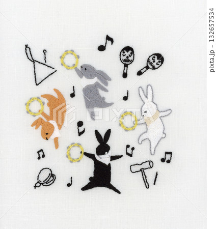 タンバリンを持って踊るウサギのダンス 132657534