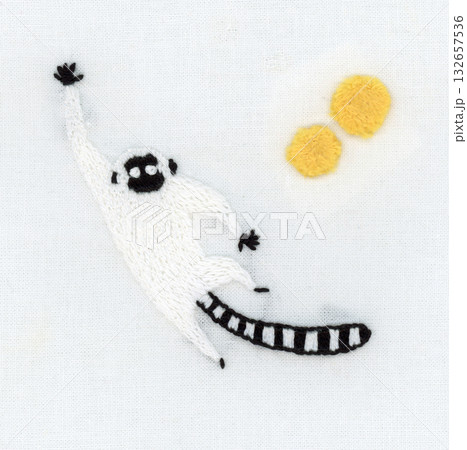尻尾がしましまの白い猿の刺繍 132657536