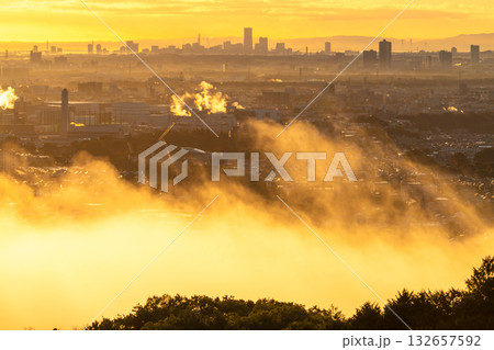 《神奈川県》朝靄の都市風景 132657592