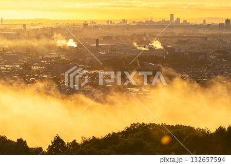 《神奈川県》朝靄の都市風景 132657594