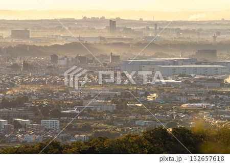 《神奈川県》朝靄の都市風景 132657618