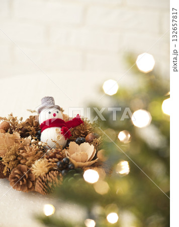 クリスマスイメージ　雪だるまとリース 132657817