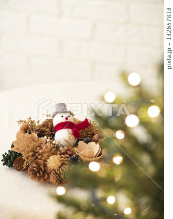 クリスマスイメージ　雪だるまとリース 132657818