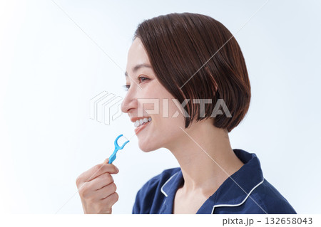 フロスを使う女性 フロスを使う女性 132658043