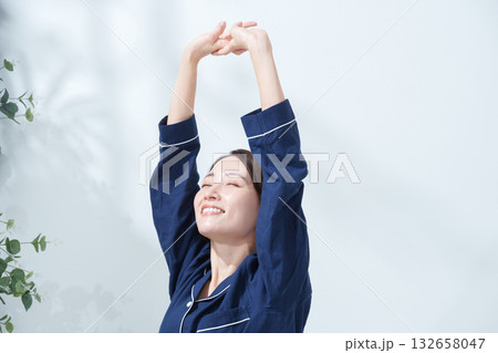 朝起床したパジャマの女性 132658047