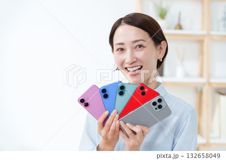 スマホを複数台持つ女性 スマホを複数台持つ女性 132658049