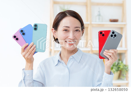 スマホを複数台持つ女性 132658050