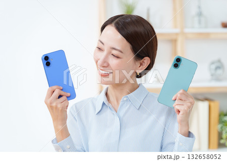 スマホを複数台持つ女性 スマホを複数台持つ女性 132658052