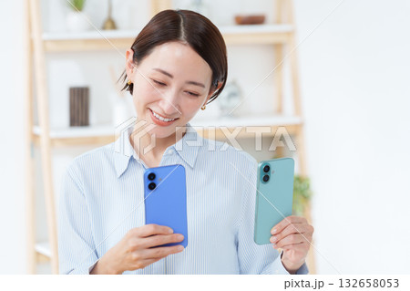 スマホを複数台持つ女性 スマホを複数台持つ女性 132658053