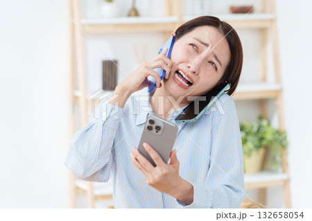 スマホを複数台持つ多忙な女性 132658054