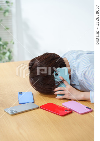 スマホを複数台持つ多忙な女性 132658057