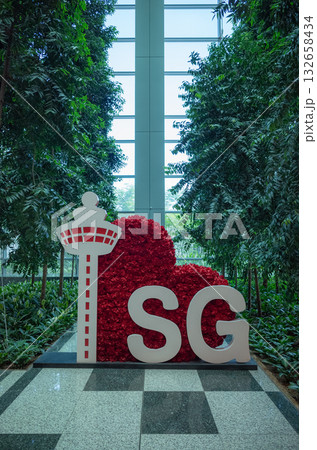 【シンガポール】シンガポール・チャンギ国際空港のターミナル内に展示されている赤いハート型のオブジェ 132658434