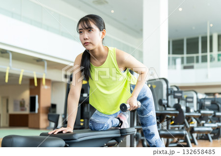 ジムでトレーニングをする若い女性 撮影協力:スポーツクラブ&サウナスパ ルネサンス 幕張24 ジムでトレーニングをする若い女性 撮影協力:スポーツクラブ&サウナスパ ルネサンス 幕張24 132658485