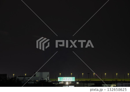 浜松市の天竜川周辺の夜景と新東名高速道路(静岡県) 132658625