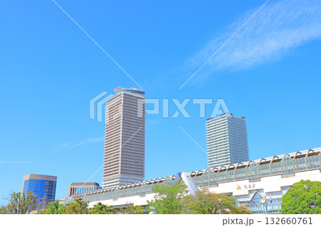 岐阜県岐阜市、岐阜駅と駅前高層ビル群の風景 132660761