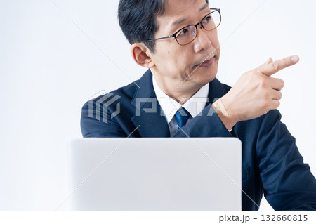パソコン作業をする中高年のビジネスマン パソコン作業をする中高年のビジネスマン 132660815