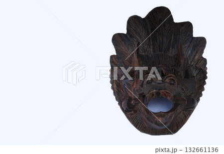 インドネシア・バリ島の民芸品、除けの聖獣バロンの仮面 132661136